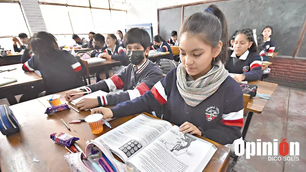 Estudiantes pasan clases en un colegio de Cochabamba./ DICO SOLÍS