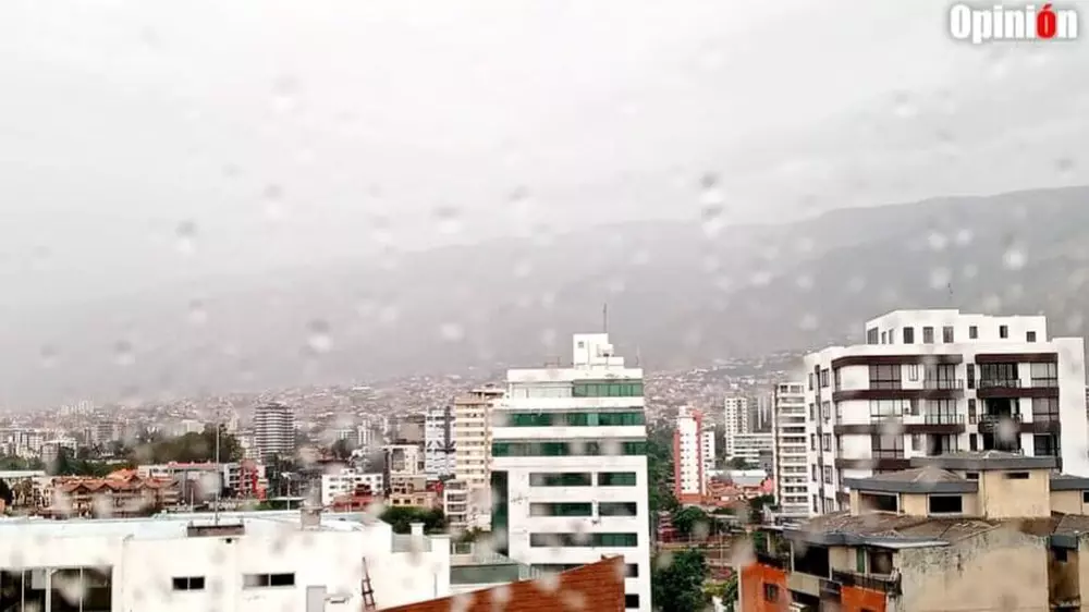 Lluvia en la ciudad de Cochabamba./ VIOLETA SORIA