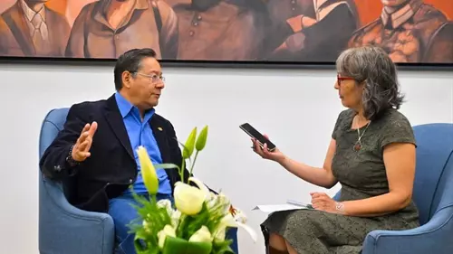 El presidente Luis Arce en entrevista con una periodista del medio mexicano La Jornada. RRSS